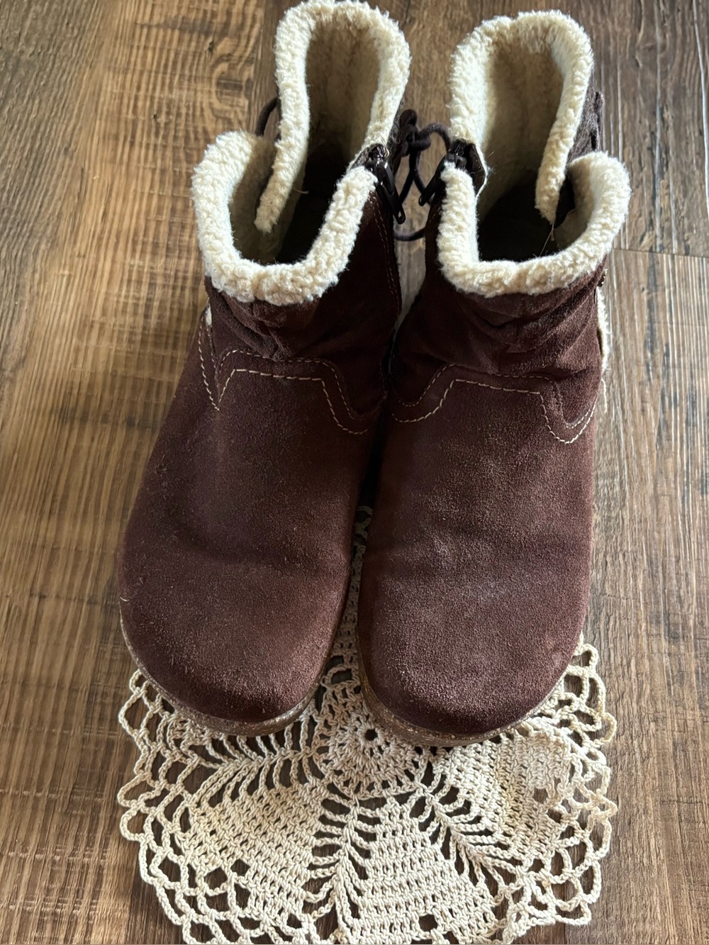 Earth Origins Brown Suede Lace- Up boots with Sherpa accents 9.5 M Women’s  EUC